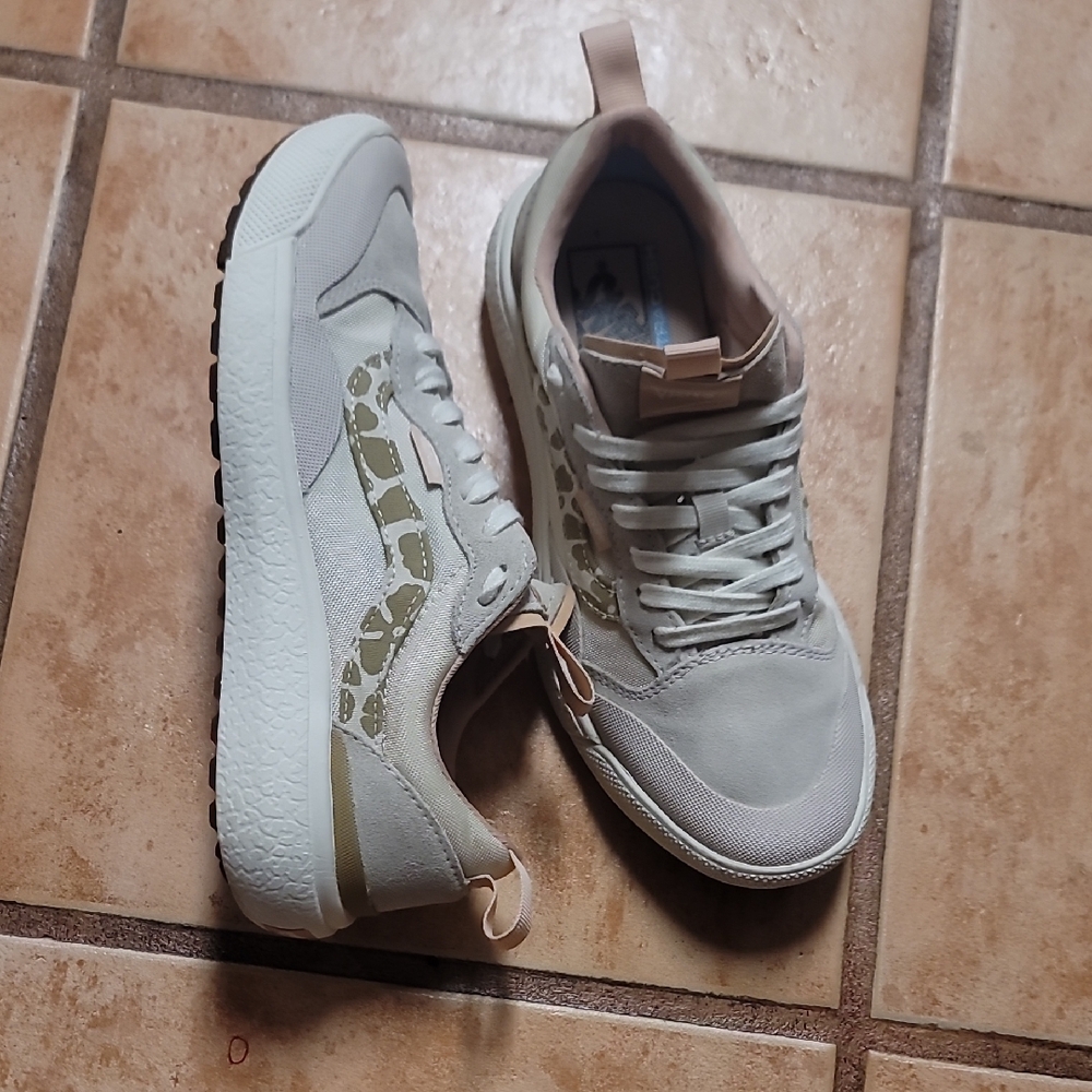 Vans Women's Sneakers in Cream and Tan